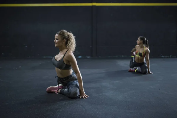 Maduro Jovem Mulher Formação Exercícios Elasticidade Quarto Corssfit Chão — Fotografia de Stock