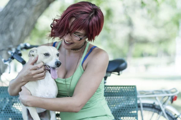 Glückliche Frau Streichelt Hund Freien — Stockfoto