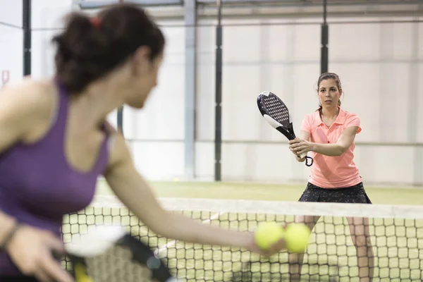 Mujer Sirviendo Bolas Otro Clase Pádel Tenis — Foto de Stock