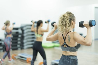 Spor salonunda vücut pompası ve izometrik egzersizleri eğitim İnsanlar