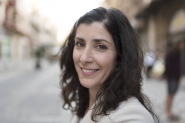 30 yaşındaki kadın geniş açılı portre kameraya bakıyor