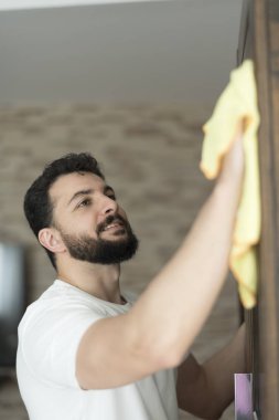 adam çok amaçlı cam temizleyici pulverizer ile evin cam temizler.