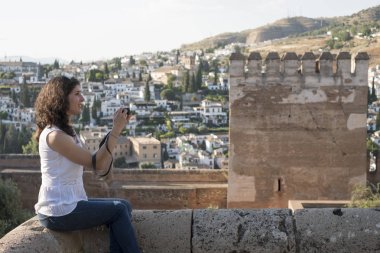 Güneşli bir günde La Alhambra fotoğraf çekmek Turist kadın.
