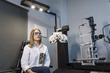 Göz doktorunda yargılanan kadın.