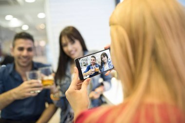 barda ortam ışığı ile akıllı telefonlar ile fotoğraf çekmek arkadaşlar