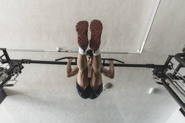 Spor salonunda çene çalıştıran genç adam.