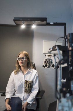 Göz doktorunda yargılanan kadın.