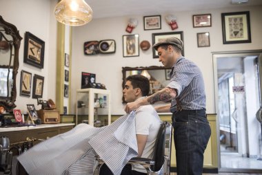 Berber dükkanı, adam kişi saç keser