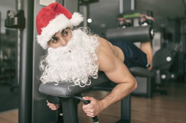 Fitness Santa Claus eğitim femoral kas fitness spor salonunda noel tatili yağ yakmak için hazır