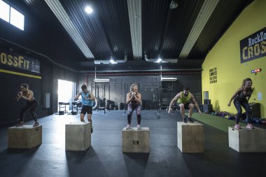 Crossfit sınıfında eğitim alan kişiler kutulara atlıyor