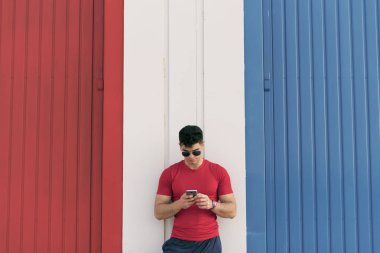 Renkli backgrund kırmızı görünümlü akıllı telefon Adam