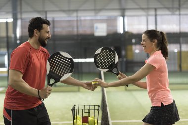  raket tenis çift oyuncular sınıf için hazır