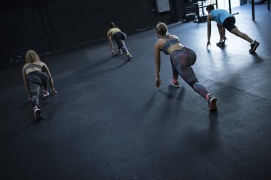 Spor salonunda fitness sınıfı kapalı eğitim esneklik ve esneklik