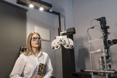 Göz doktorunda yargılanan kadın.