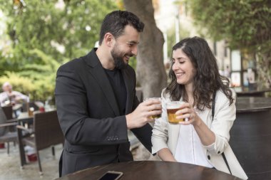 Barda Çift yıldönümünü kutluyor ve bira ve sevgililer içme