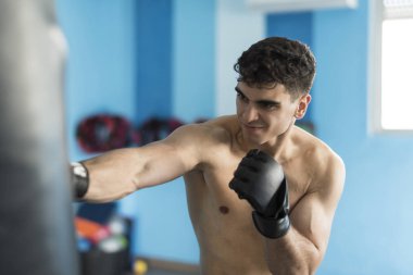 Boxer kum torbası ile spor salonu eğitim