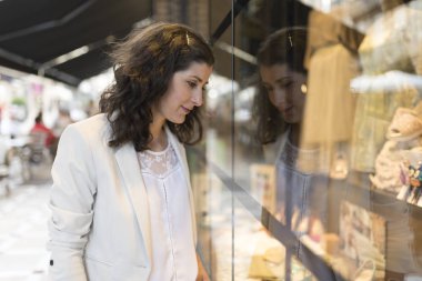 Elbise satan kadın vitrini arıyor.