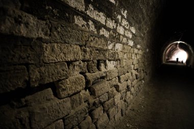 Geniş anle lens ile arka tünel görüntü, koşucu ışık