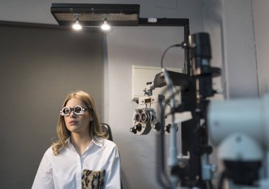 Göz doktorunda yargılanan kadın.