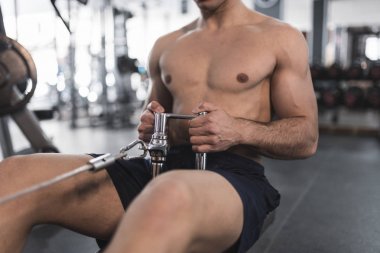 Spor salonu eğitim gömleksiz kürek genç adam