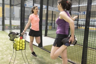 Kadınlar, raket dersinden önce ısınıp ısınırlar.