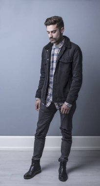 Modern saç modeli ile stüdyoda genç adam vurdu