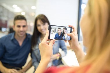 barda ortam ışığı ile akıllı telefonlar ile fotoğraf çekmek arkadaşlar
