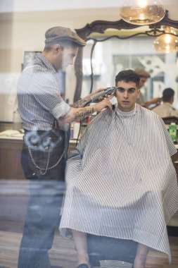 Berber dükkanı, adam kişi saç keser