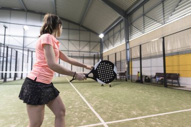 raket tenisçi maç servis topu için hazır