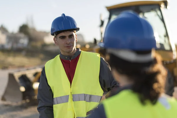 Trabajadores Construcción Hablando Aire Libre Cerca Máquina Excavadora — Foto de Stock