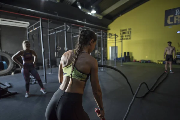 Jovem Mulher Formação Health Club Com Corda — Fotografia de Stock