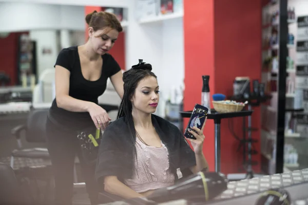 Coiffeur Coupe Peigne Les Cheveux Des Jeunes Femmes — Photo