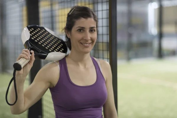 Pádel tenista listo para el partido, posando mujer — Foto de Stock