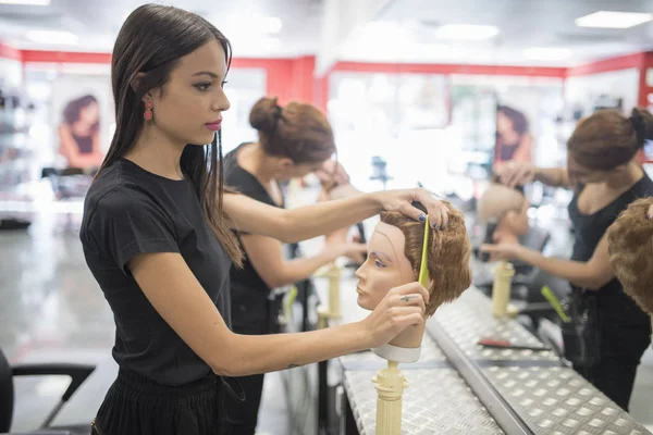 Hairdressers Training Maniqui Heads Barber Shop School — Stock Photo, Image