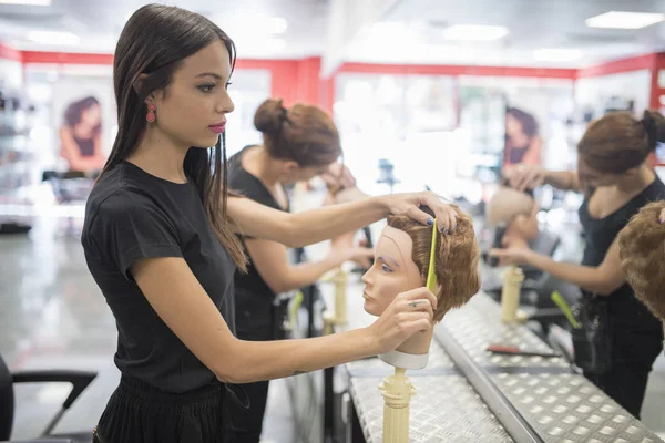 Kappers Training Met Maniqui Hoofden Barber Shop School — Stockfoto