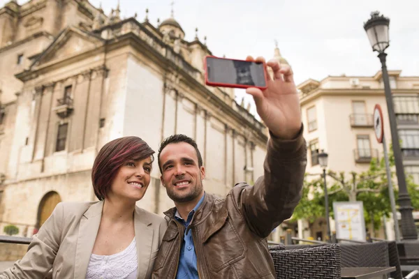  Akıllı telefon ortam ışığı ile selfie çekerek açık hava bar terasında çift