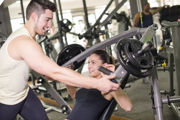 Treinador Ginástica Ajudando Menina Fazendo Exercícios Peitorais Com Relâmpago Ambiente — Fotografia de Stock