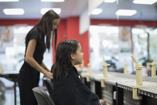 Petite Fille Prête Pour Coupe Cheveux Dans Centre Salon Coiffure — Photo