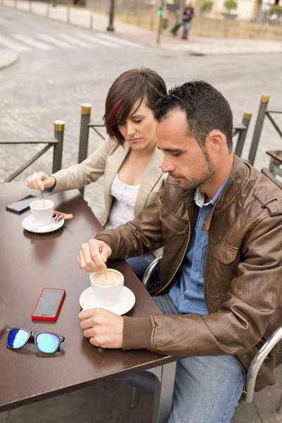 Paar Freien Bar Terrasse Berühren Smartphone Schreiben Nachricht Oder Suchen — Stockfoto
