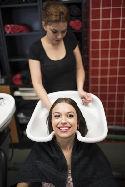 Coiffeur Laver Les Cheveux Femme Latine Dans Évier Salon Coiffure — Photo