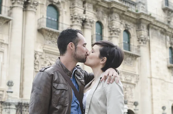 Paar Küsst Sich Der Nähe Der Kathedrale Nahaufnahme — Stockfoto