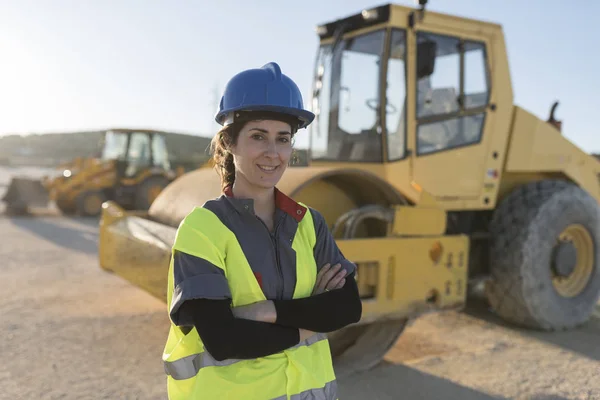 Mujer Trabajadora Posando Cerca Vehículo Construcción — Foto de Stock