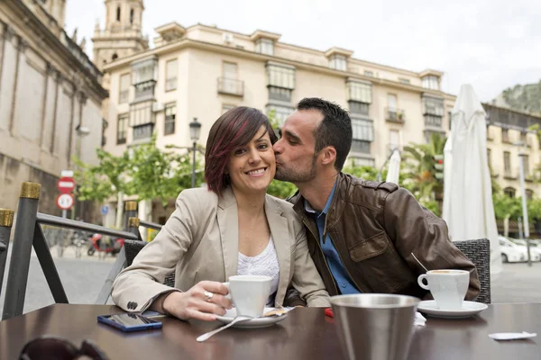 Paar Auf Bar Terrasse Trinkt Kaffee Mit Liebe Mann Küsst — Stockfoto