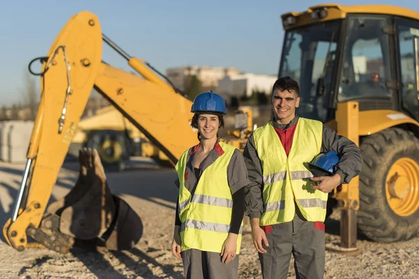 Trabajadores Construcción Posando Retrato Mirando Cámara Con Vehículo Pesado Fondo — Foto de Stock