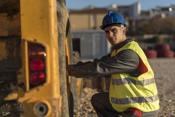 Trabajador Construcción Revisar Neumático Excavadora — Foto de Stock