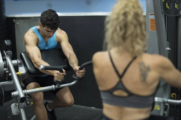 Mujer Madura Entrenador Ayuda Joven Deportista Gimnasio — Foto de Stock