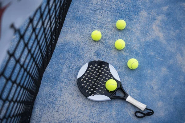  Tenis raket ve topları mahkeme suni çim üzerinde kürek
