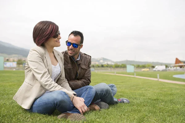 Frau Und Mann Posieren Lächelnd Gras Des Parks — Stockfoto
