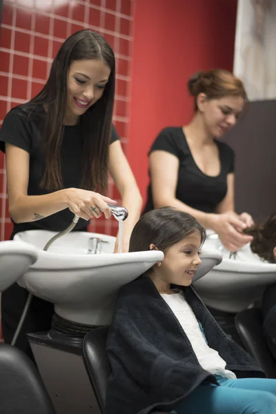 Salons Coiffure Avec Des Petites Filles Tête Nettoyageg — Photo