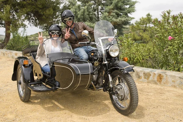 Pareja en bicicleta sidecar helicóptero personalizado — Foto de Stock